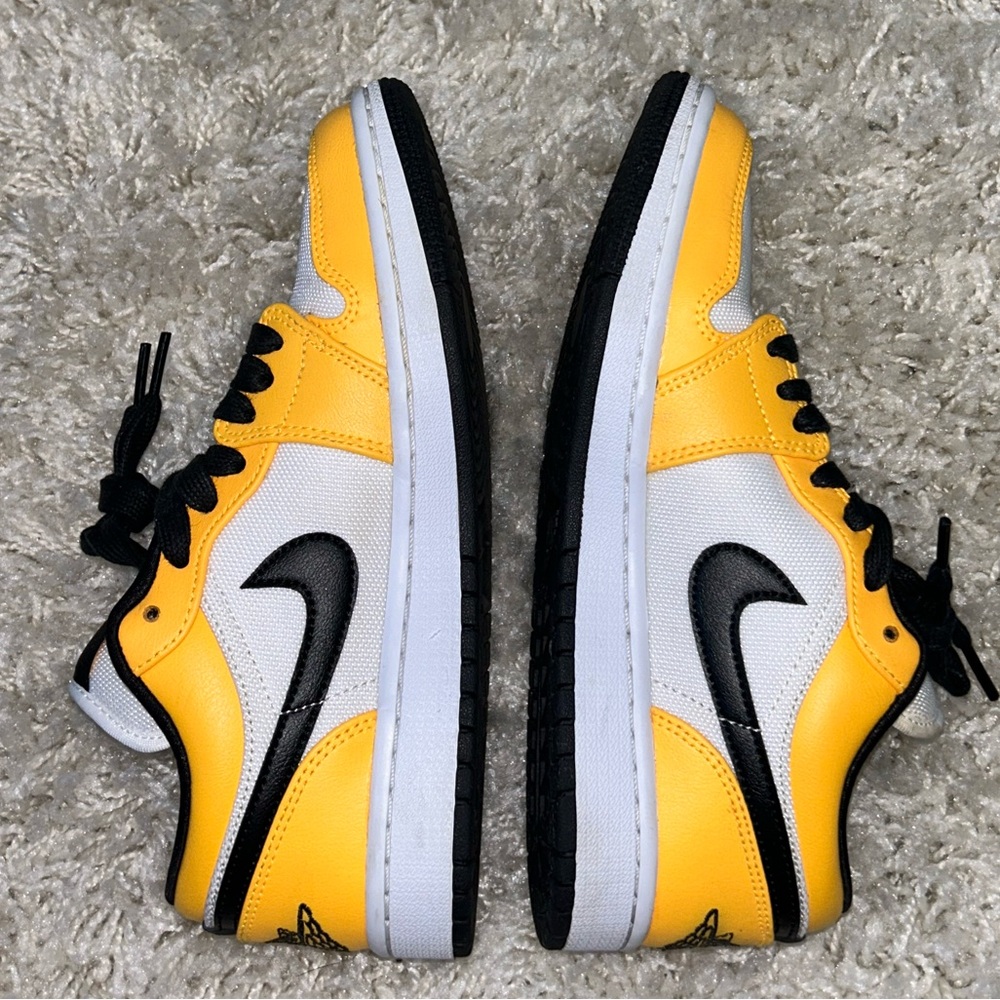 SIZE 8 NIKE AIR JORDAN 1 LOW “TAXI” SNEAKER YELLOW, BLACK & WHITE